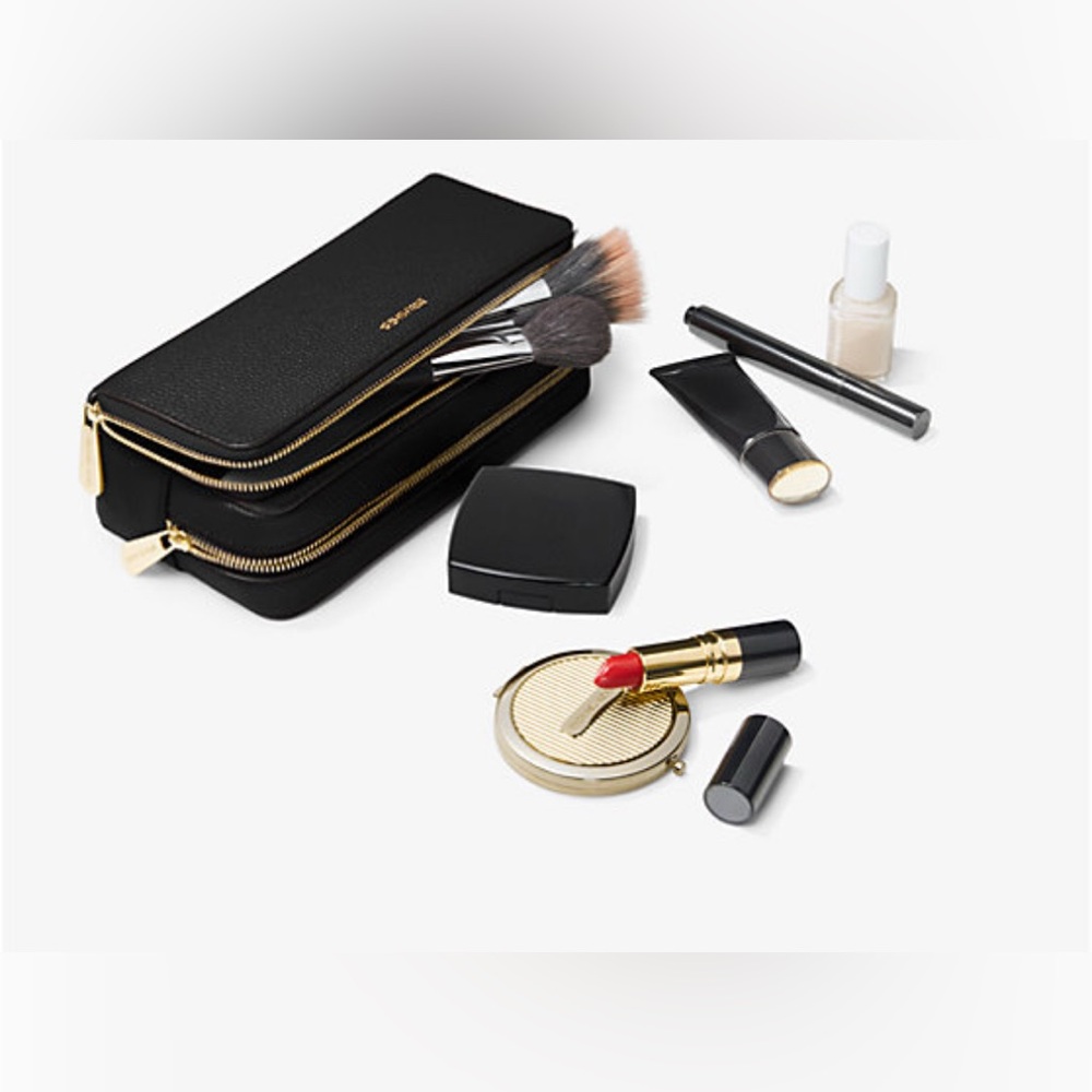 EUC MICHAEL MICHAEL KORS
Jet Set Travel Leather black pouch with Gold Detailing